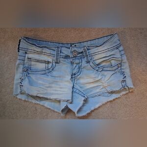 JUNIORS REIGN LOW-RISE SHORT SHORTS. SIZE 0